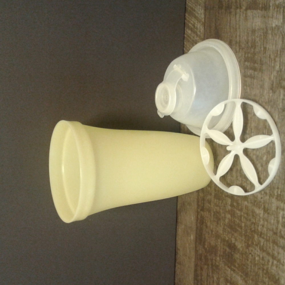 Tupperware Quick Shake Container. Yellow. Vintage.  EUC